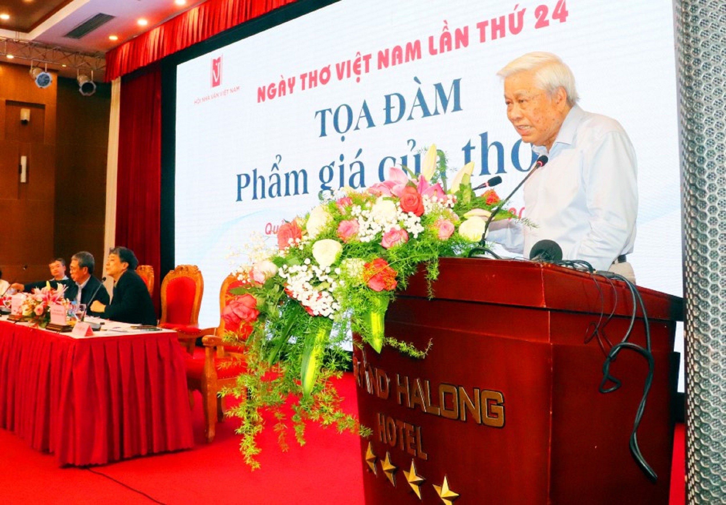 4-nha-tho-vu-quan-phuong-tham-luan-danh-gia-ve-gia-tri-sang-tac-thi-ca-bang-cam-xuc-cua-nha-tho2-1772554046 4-nha-tho-vu-quan-phuong-tham-luan-danh-gia-ve-gia-tri-sang-tac-thi-ca-bang-cam-xuc-cua-nha-tho2-1772554046.jpg