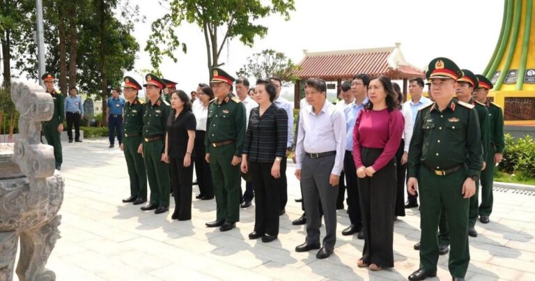 Phó Thủ tướng Phạm Thị Thanh Trà dâng hương Khu tưởng niệm 16 thanh niên xung phong tại bến phà Long Đại II