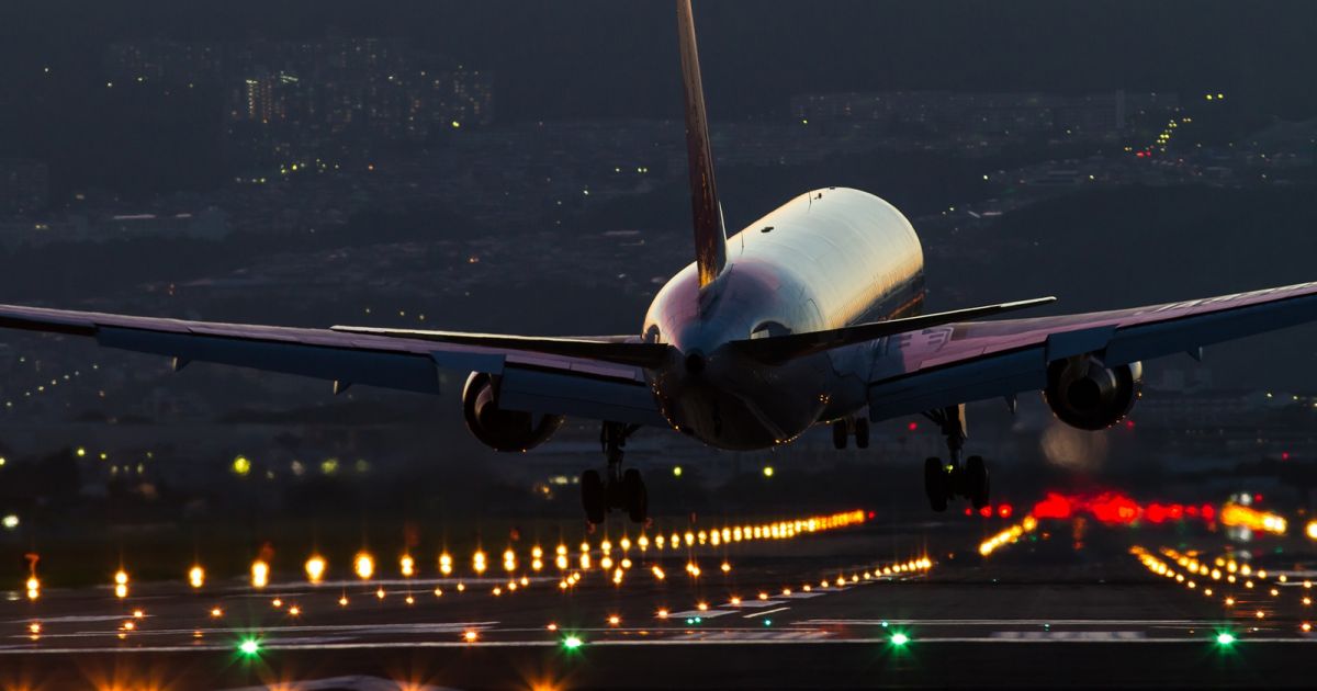 Vé máy bay “leo thang” trước mùa cao điểm: Áp lực nhiên liệu định hình mặt bằng giá mới