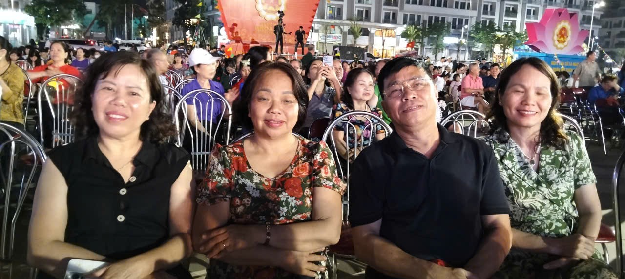 co-vu-nhiet-tinh-1775025585 co-vu-nhiet-tinh-1775025585.jpg